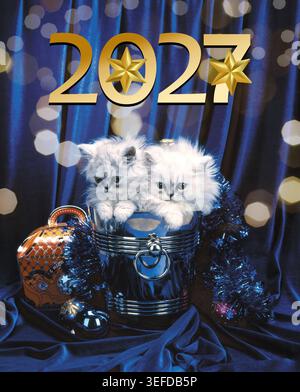 Neujahrsfeier-Grußkarten-Kollektion 2027. Festliche Winterkulisse mit Weihnachtsdekoration, brennenden Kerzen, goldenen Zahlen Stockfoto
