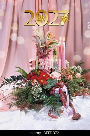 Neujahrsfeier-Grußkarten-Kollektion 2027. Festliche Winterkulisse mit Weihnachtsdekoration, brennenden Kerzen, goldenen Zahlen Stockfoto