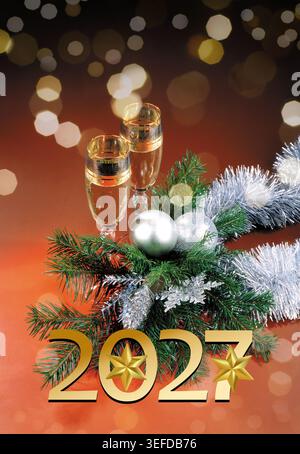Neujahrsfeier-Grußkarten-Kollektion 2027. Festliche Winterkulisse mit Weihnachtsdekoration, brennenden Kerzen, goldenen Zahlen Stockfoto