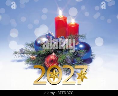 Neujahrsfeier-Grußkarten-Kollektion 2027. Festliche Winterkulisse mit Weihnachtsdekoration, brennenden Kerzen, goldenen Zahlen Stockfoto