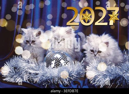Neujahrsfeier-Grußkarten-Kollektion 2027. Festliche Winterkulisse mit Weihnachtsdekoration, brennenden Kerzen, goldenen Zahlen Stockfoto