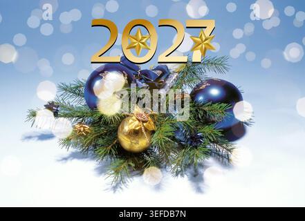 Neujahrsfeier-Grußkarten-Kollektion 2027. Festliche Winterkulisse mit Weihnachtsdekoration, brennenden Kerzen, goldenen Zahlen Stockfoto