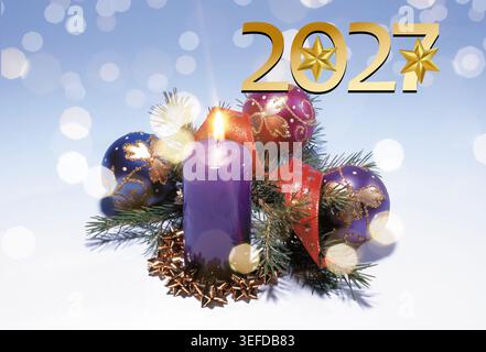 Neujahrsfeier-Grußkarten-Kollektion 2027. Festliche Winterkulisse mit Weihnachtsdekoration, brennenden Kerzen, goldenen Zahlen Stockfoto