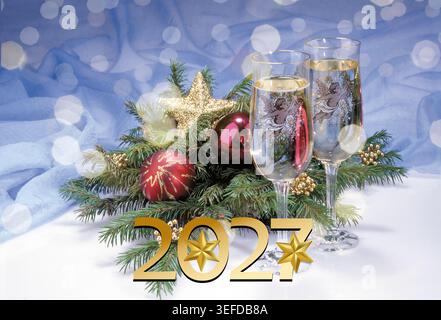 Neujahrsfeier-Grußkarten-Kollektion 2027. Festliche Winterkulisse mit Weihnachtsdekoration, brennenden Kerzen, goldenen Zahlen Stockfoto