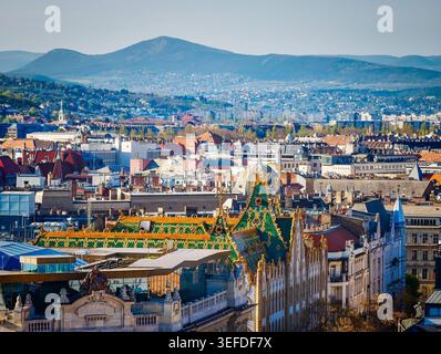 Luftdrohnen-Panorama der Altstadt von Budapest, Ungarn. Historische Stadtlandschaft mit ikonischer Architektur und Donau in Ungarn. Panoramablick Stockfoto