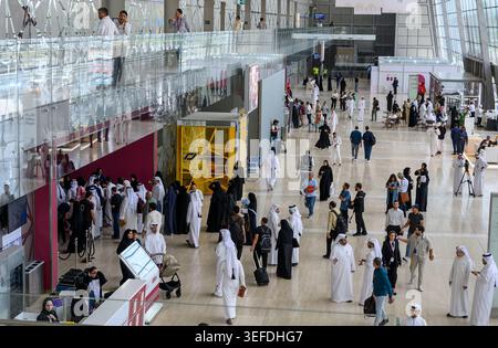 Doha, Katar. Mai 2026. Besucher besuchen die 35. Ausgabe der Doha International Book Fair im Doha Exhibition and Convention Center. Die internationale Buchmesse von Doha findet vom 14. Bis 23. Mai statt. Quelle: SOPA Images Limited/Alamy Live News Stockfoto