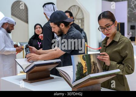 Doha, Katar. Mai 2026. Nach der Eröffnung der 35. Ausgabe der Internationalen Buchmesse von Doha im Ausstellungs- und Kongresszentrum von Doha lesen die Besucher Bücher. Die internationale Buchmesse von Doha findet vom 14. Bis 23. Mai statt. Quelle: SOPA Images Limited/Alamy Live News Stockfoto