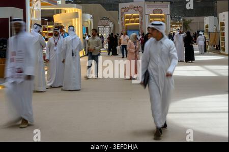 Doha, Katar. Mai 2026. Die Besucher besuchen die Eröffnung der 35. Ausgabe der Internationalen Buchmesse von Doha im Ausstellungs- und Kongresszentrum von Doha. Die internationale Buchmesse von Doha findet vom 14. Bis 23. Mai statt. Quelle: SOPA Images Limited/Alamy Live News Stockfoto