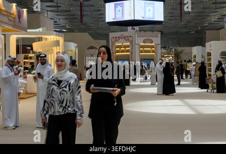 Doha, Katar. Mai 2026. Besucher besuchen die 35. Ausgabe der Doha International Book Fair im Doha Exhibition and Convention Center. Die internationale Buchmesse von Doha findet vom 14. Bis 23. Mai statt. Quelle: SOPA Images Limited/Alamy Live News Stockfoto