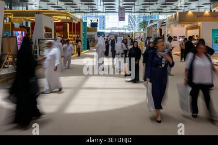 Doha, Katar. Mai 2026. Besucher besuchen die 35. Ausgabe der Doha International Book Fair im Doha Exhibition and Convention Center. Die internationale Buchmesse von Doha findet vom 14. Bis 23. Mai statt. Quelle: SOPA Images Limited/Alamy Live News Stockfoto