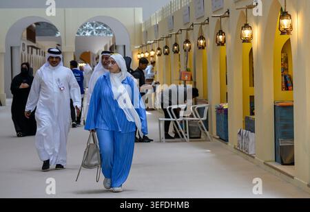 Doha, Katar. Mai 2026. Besucher besuchen die 35. Ausgabe der Doha International Book Fair im Doha Exhibition and Convention Center. Die internationale Buchmesse von Doha findet vom 14. Bis 23. Mai statt. Quelle: SOPA Images Limited/Alamy Live News Stockfoto