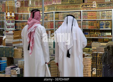 Doha, Katar. Mai 2026. Die Besucher besuchen die Eröffnung der 35. Ausgabe der Internationalen Buchmesse von Doha im Ausstellungs- und Kongresszentrum von Doha. Die internationale Buchmesse von Doha findet vom 14. Bis 23. Mai statt. Quelle: SOPA Images Limited/Alamy Live News Stockfoto