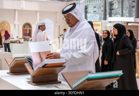 Doha, Katar. Mai 2026. Ein Mann las ein Buch nach der Eröffnung der 35. Ausgabe der Doha International Book Fair im Doha Exhibition and Convention Center. Die internationale Buchmesse von Doha findet vom 14. Bis 23. Mai statt. Quelle: SOPA Images Limited/Alamy Live News Stockfoto