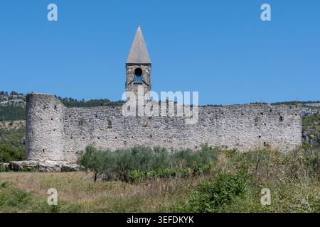 Befestigte Dreifaltigkeitskirche in Hrastovlje Slowenien mit Steinmauern und Glockenturm Stockfoto