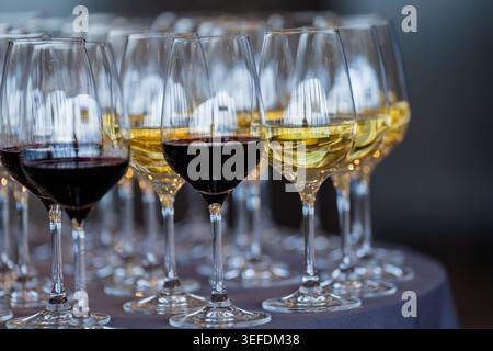 Elegantes Kristallglas mit verschiedenen Weinen, das während eines formellen Empfangs oder einer Firmengala serviert wird, steht für hochwertigen Getränkeservice in A Stockfoto