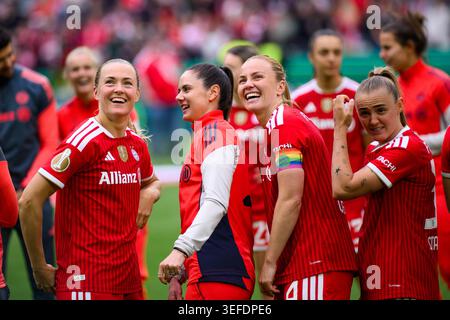KÖLN, DEUTSCHLAND - 14. MAI 2026: Jovana Damnjanovic, Sarah Zadrazil, Glodis Viggosdottir, Georgia Stanway - der DFB-Pokal Frauen (Germany Women Cup) m Stockfoto