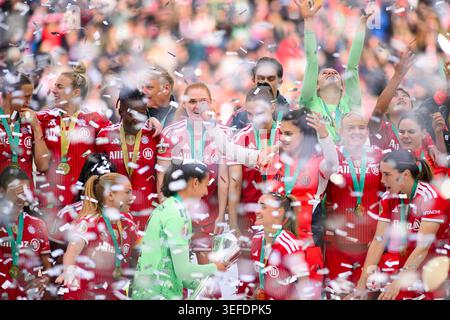 KÖLN, DEUTSCHLAND - 14. MAI 2026: - Das DFB-Pokal Frauen-Cup-Spiel VfL Wolfsburg gegen FC Bayern München im Rhein Energie Stadion Stockfoto