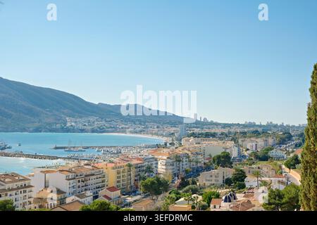 Panoramablick auf die schöne Stadt Altea und das Mittelmeer. Provinz Alicante, Valencianische Gemeinschaft, Spanien Stockfoto