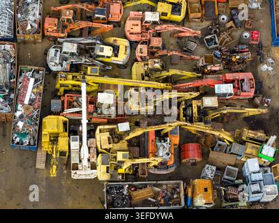 Aus der Vogelperspektive verschrottete Autos und zerquetschte Metallschutt, die sich auf einem Schrottplatz und einer Recyclingstelle in Hoogeveen, Drenthe, Niederlande, stapelten. Stockfoto