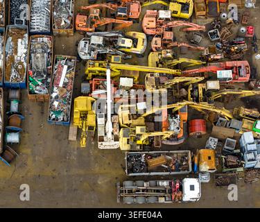 Aus der Vogelperspektive verschrottete Autos und zerquetschte Metallschutt, die sich auf einem Schrottplatz und einer Recyclingstelle in Hoogeveen, Drenthe, Niederlande, stapelten. Stockfoto