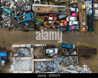 Aus der Vogelperspektive verschrottete Autos und zerquetschte Metallschutt, die sich auf einem Schrottplatz und einer Recyclingstelle in Hoogeveen, Drenthe, Niederlande, stapelten. Stockfoto