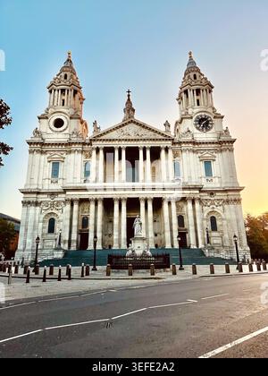 St Paul's Cathedral London Fassade bei Sunrise - historische monumentale Kirchenarchitektur und Statue Stockfoto