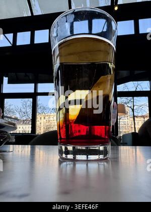 Glasbecher mit heißem Tee auf einem Tisch auf einem Varanda Stockfoto