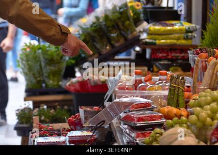 Individuelle Punkte bei einer Auswahl an frischem Obst und Gemüse, die auf einem Markt im Freien ausgestellt werden, mit farbenfrohen Produkten und verpackten Artikeln Stockfoto