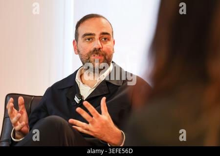 (260514) -- PARIS, 14. Mai 2026 (Xinhua) -- Ardavan Safaee, Präsident von Pathe Films, spricht während eines Interviews mit Xinhua am 10. Mai 2026 in Paris. Laut Ardavan Safaee, Präsident von Pathe Films, gewinnt das chinesische Kino in Frankreich aufgrund seiner Vielfalt, seiner technologischen Raffinesse und des zunehmenden kulturellen Austauschs zunehmend an Anerkennung. (Xinhua/Wu Huiwo) Stockfoto