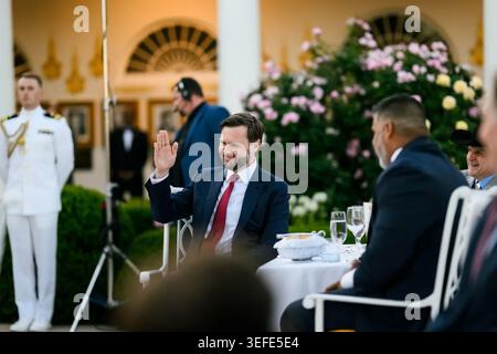 Vizepräsident JD Vance lächelt und weht während des 20. November 2026 im Rose Garden des Weißen Hauses, das von Präsident Donald J. Trump veranstaltet wurde. Bild mit freundlicher Genehmigung des Weißen Hauses. Stockfoto