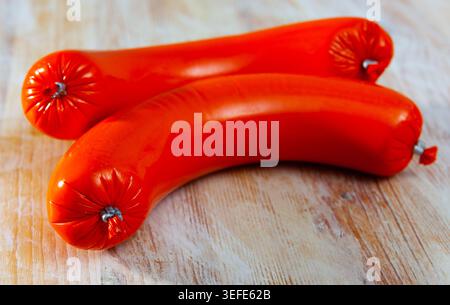Appetitlich gekochte Wurst Mortadella auf Holztisch Stockfoto
