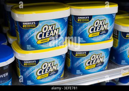 OxiClean Fleckenbekämpfungsmittel, die auf Regalen im Lebensmittelgeschäft mit Branding und Verpackung ausgestellt werden Stockfoto
