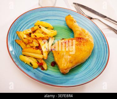 Huhn mit gebackenen Kartoffeln Stockfoto