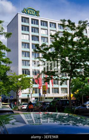 Köln, Deutschland 14. Mai 2026: Pulsierende Straßenszene in Köln mit dem Haus von 4711. Mit einer klaren Reflexion der Architektur auf einem Autodach Stockfoto