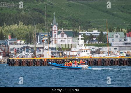 Husavik Island 6. Juli. 2025: Boote im Hafen der Stadt an einem sonnigen Sommertag Stockfoto