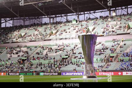 Wroclaw, Polen - 28. Mai 2025: UEFA Conference League Trophy (Cup) wird vor dem UECL-Endspiel Real Betis gegen Chelsea im Stadion Wroclaw in Wroclaw, Polen, präsentiert Stockfoto