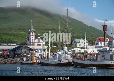 Husavik Island 6. Juli. 2025: Boote im Hafen der Stadt an einem sonnigen Sommertag Stockfoto
