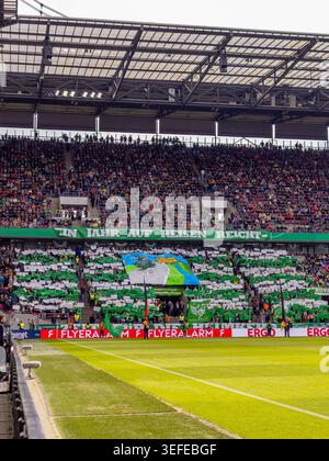 Köln, Deutschland 14. Mai 2025: DFB-Cup Frauen - 2025/2026 - Finale - Wolfsburg vs. FC Bayern München im Bild: Die Fans des VfL Wolfsburg mit Choreografie zum Intro // DFB-Reglement verbieten jede Verwendung von Fotografien als Stockfoto
