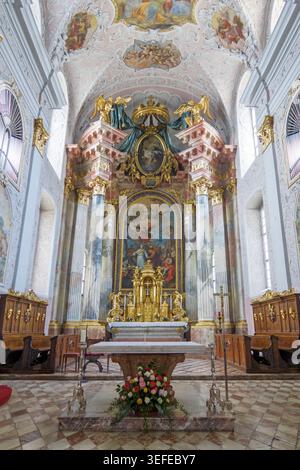Innenansicht des kunstvoll verzierten barocken Hochaltars und Deckenfresken im Klagenfurter Dom in Österreich Stockfoto