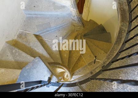 Blick auf die historische Doppelwendeltreppe aus Stein Stockfoto