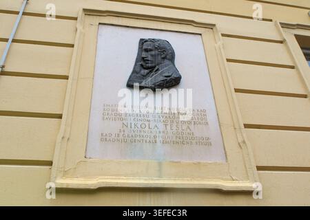 Gedenktafel mit Porträtrelief von Nikola Tesla an einer Gebäudefassade in Zagreb, Kroatien, Europa Stockfoto