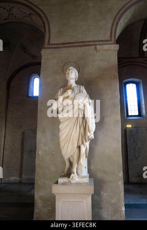 Statue eines San Giusto di Trieste mit einem Kreuz und Buch in der Kathedrale von Triest, auch bekannt als Basilica cattedrale di San Giusto Martyre in Triest Italien Stockfoto