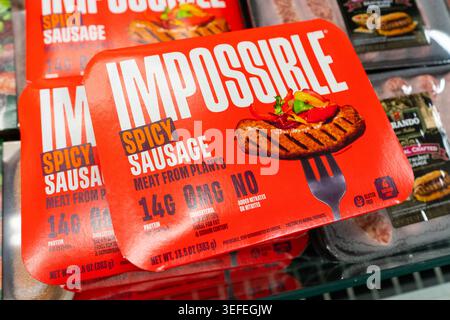 Impossible Foods Scharfe Wurst Fleischprodukte Auf Pflanzenbasis Werden Im Regal Im Supermarkt Mit Branding Ausgestellt Stockfoto