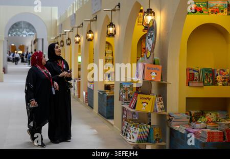 Doha, Katar. Mai 2026. Besucher besuchen die 35. Ausgabe der Doha International Book Fair am 14. Mai 2026 in Doha, Katar. Die Veranstaltung findet vom 14. Bis 23. Mai statt. Quelle: Nikku/Xinhua/Alamy Live News Stockfoto