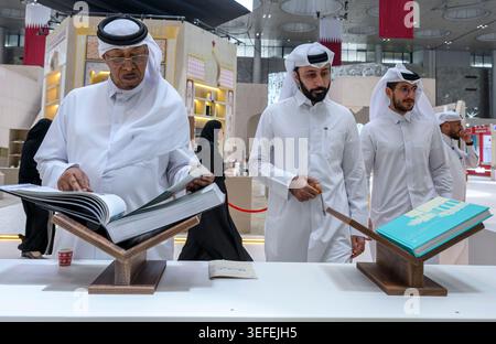Doha, Katar. Mai 2026. Besucher stöbern während der 35. Ausgabe der Doha International Book Fair am 14. Mai 2026 in Doha, Katar. Die Veranstaltung findet vom 14. Bis 23. Mai statt. Quelle: Nikku/Xinhua/Alamy Live News Stockfoto