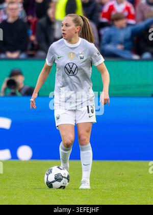 Köln, Deutschland 14. Mai 2025: DFB Cup Frauen - 2025/2026 - Finale - Wolfsburg gegen den FC Bayern München im Bild: Janou Levels (VfL) /// DFB-Vorschriften verbieten jede Verwendung von Fotografien als Bildsequenzen und/oder Quasi-Video /// Stockfoto