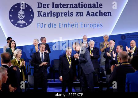 Griechenlands Ministerpräsident Kyriakos Mitsotakis Nea Dimokratia, Wirtschaftswissenschaftler und Preisträger Mario Draghi, ehemaliger Chef der EZB, und Bundeskanlzer Friedrich Merz CDU bei der Verleihung des Internationalen Karlspreises zu Aachen 2026. Aachen, 14.05.2026 NRW Deutschland *** Griechenlands Premierminister Kyriakos Mitsotakis Nea Dimokratia , Ökonom und Preisträger Mario Draghi, ehemaliger Chef der EZB, und Bundeskanzler Friedrich Merz CDU bei der Verleihung des Internationalen Karlpreises Aachen 2026 Aachen, 14 05 2026 NRW Deutschland Copyright: XChristophxHardtx Stockfoto