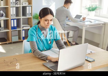Fokussierte Weibliche Ärztin, Die Online Im Krankenhaus Arbeitet Stockfoto