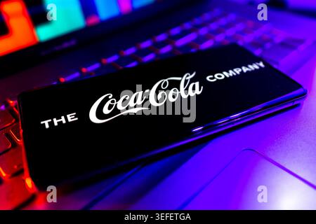 Coca Cola Company Beverage Markenlogo Auf Dem Digitalen Bildschirm Mit Hintergrund Des Performance-Diagramms Der Finanzbörse Stockfoto