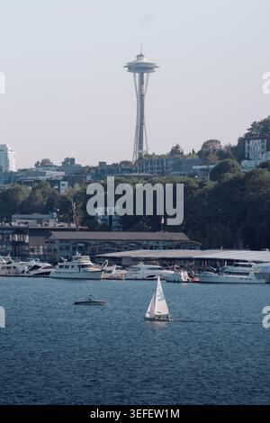 Segelboot auf dem Lake Union mit Seattle Space Needle und Skyline der Stadt im Hintergrund Stockfoto